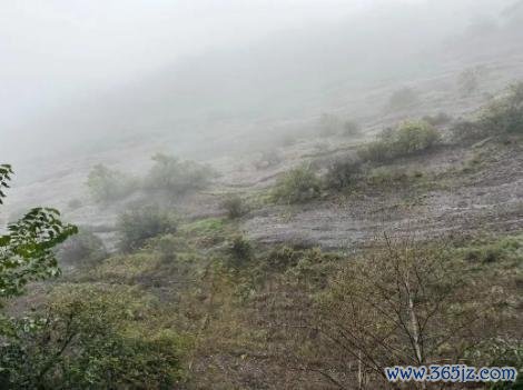 雷雨大风裹挟冰雹突袭华山景区
